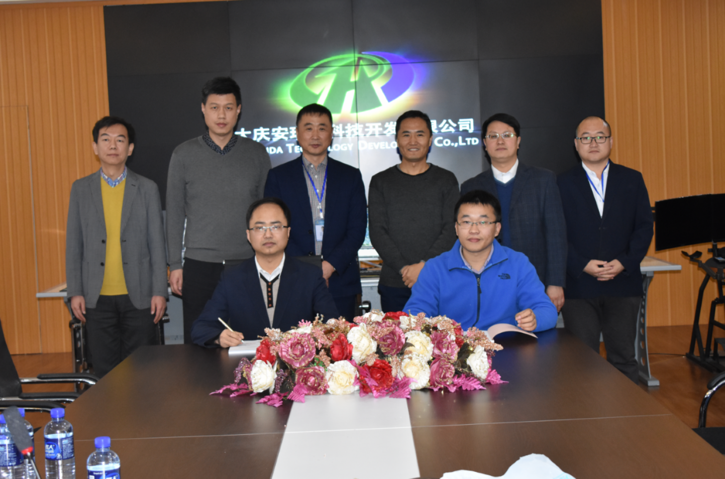 安瑞达运维工程师张建（前排左一）代表公司签订合作协议