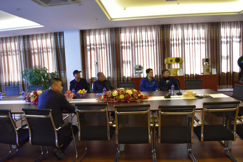 大庆市委秘书长于晓光（左三）正在听取安瑞达董事长崔日华（左一）的介绍