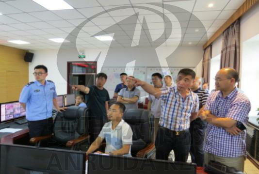 安瑞达科技董事长崔日华（右三）正在为来访专家讲解产品应用 