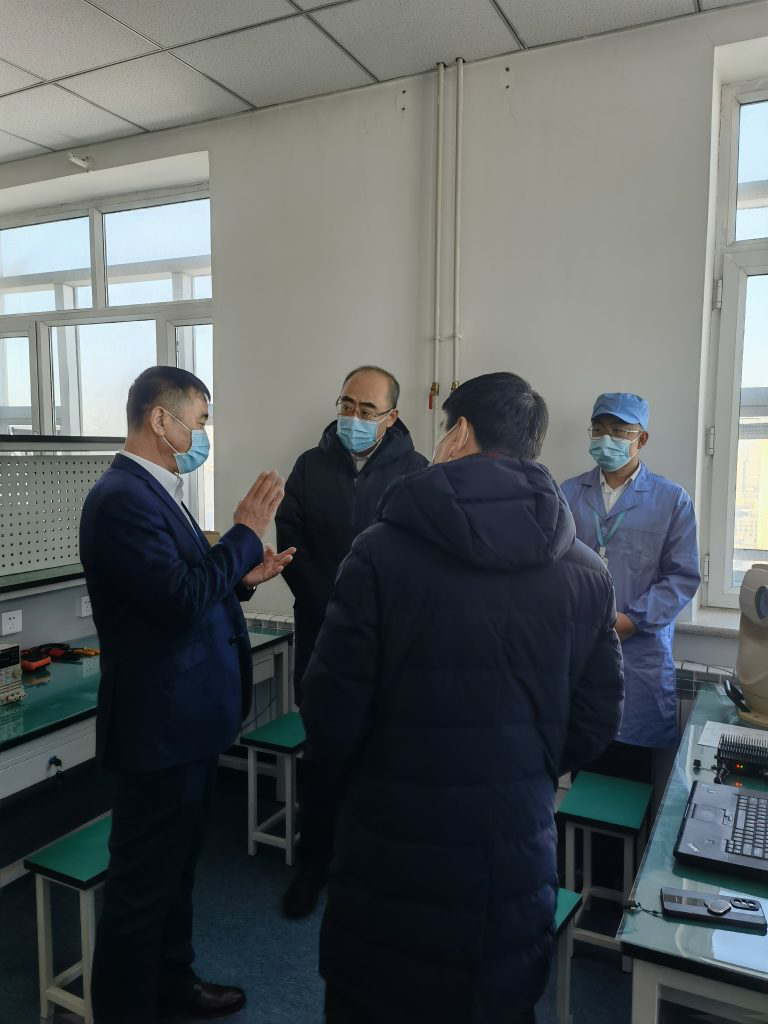 大庆市委副书记、市长李岩松（左二）在安瑞达的生产车间参观