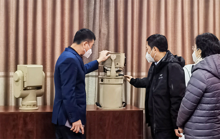 安瑞达科技董事长崔日华向各位领导介绍红外全景成像预警雷达