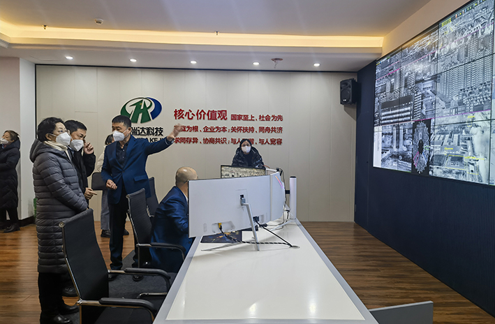 安瑞达科技董事长崔日华向各位领导介绍智能物联综合态势指控平台