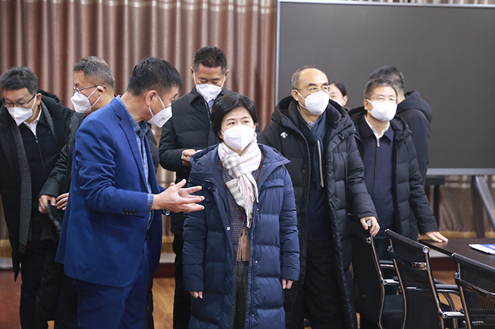 安瑞达科技董事长崔日华向副省长王岚介绍企业概况