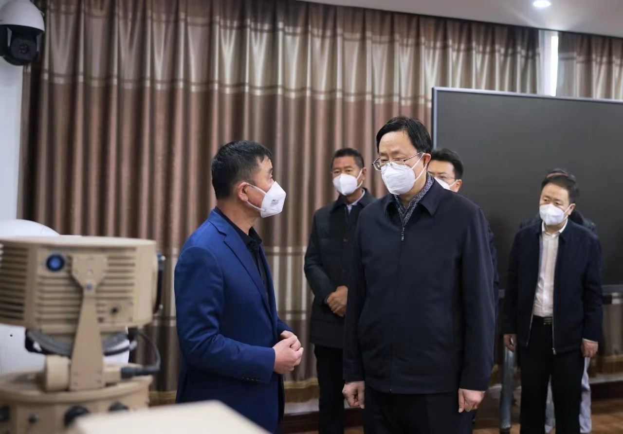  安瑞达科技董事长崔日华向省政协主席蓝绍敏介绍产品