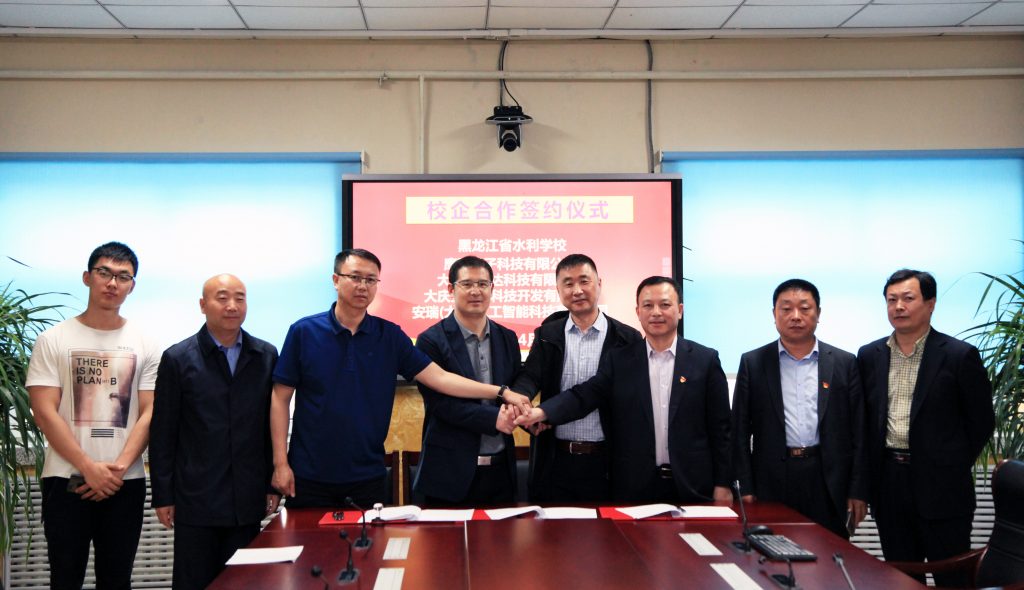 安瑞达董事长崔日华（右四）参加校企合作签约仪式